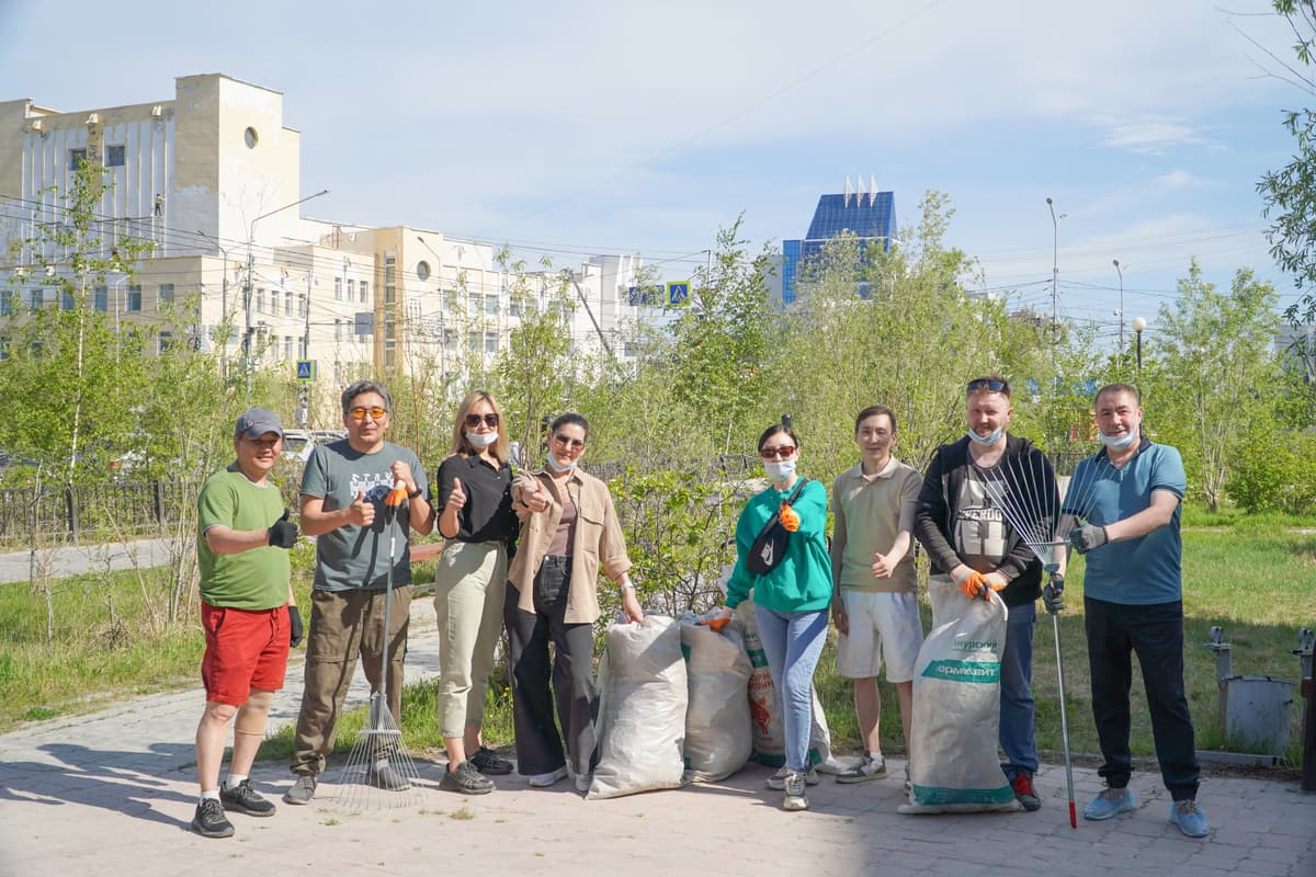 Сотрудники АНИЦ приняли участие в субботнике по уборке улиц Якутска