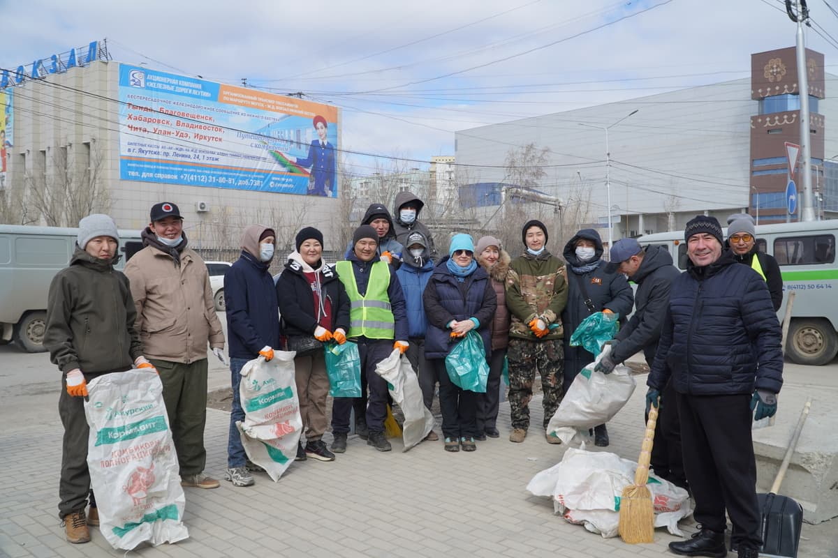 Ученые вышли на уборку улиц Якутска